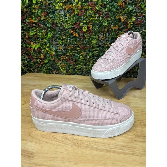 Nike Blazer Low Platform Shoes Sneakers DN0744-600 Pink White Women's 9 GUC - Picture 1 of 10